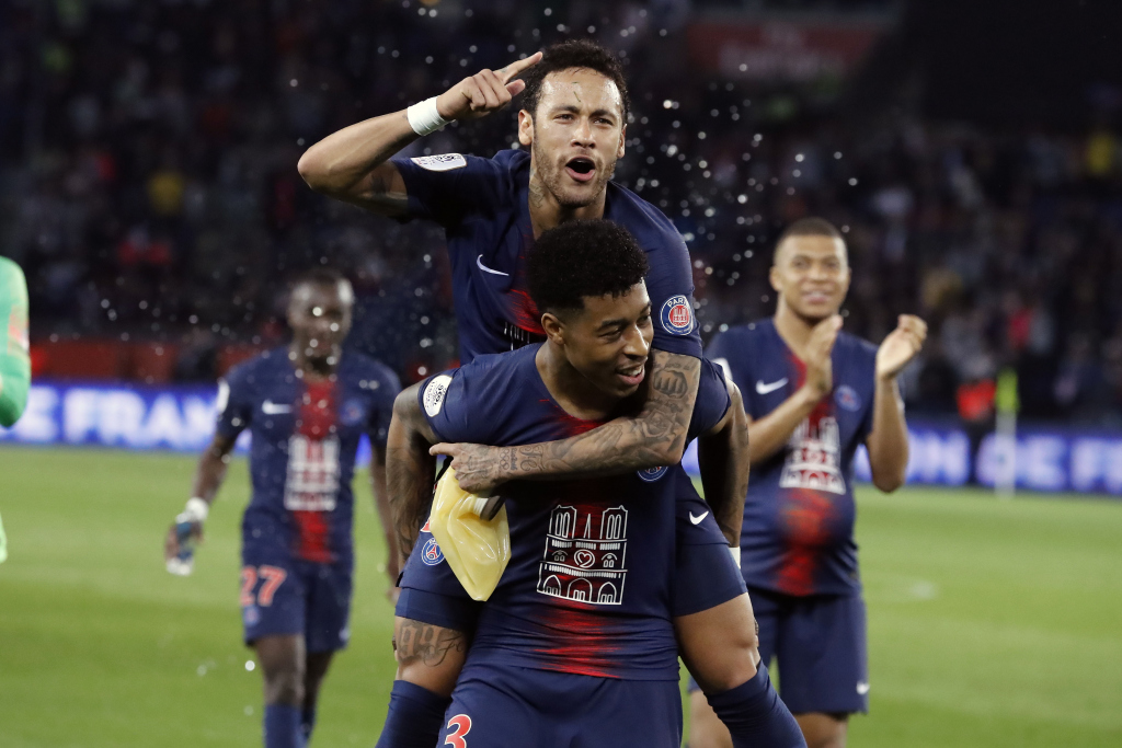  巴黎圣日耳曼主场大胜里昂登顶积分榜  